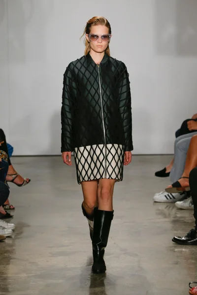 Look 16